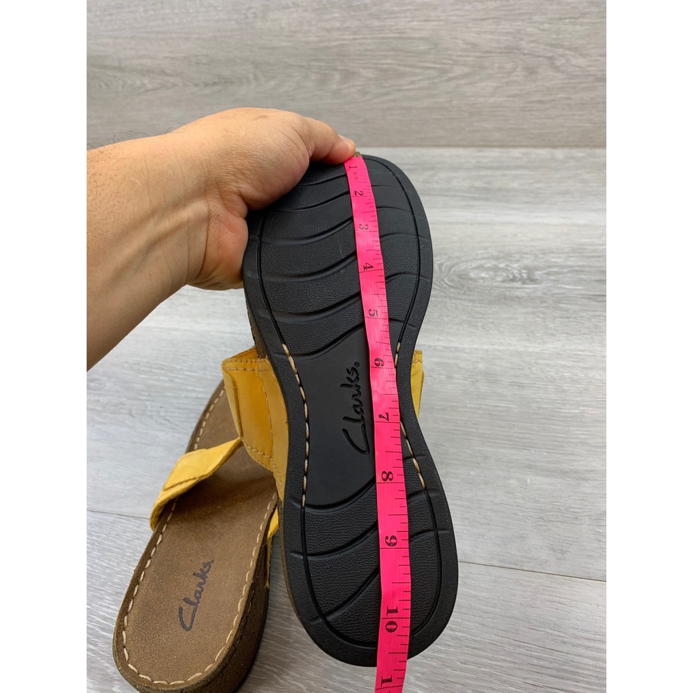 Clarks Women's 8.5 Yellow Leather Thong Wedge Sandals Comfort Casual Shoes - Picture 10 of 11